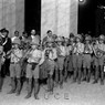 Banda di giovani balilla in divisa coloniale