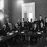 Il presidente Paolo Boselli, il vice-presidente Luigi Rava, e i consiglieri della società Dante Alighieri posano in una sala riunioni