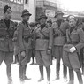 Un gruppo di ufficiali della milizia addetti all'Onb posa in una strada di Trieste