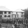 Immagine dell'esterno del Sanatorio con la folla radunata per l'inaugurazione