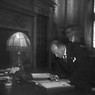 Mussolini firma il trattato di amicizia con l'Austria. Il sottosegretario Fani lo osserva