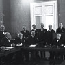 Il presidente Paolo Boselli, il vice-presidente Luigi Rava, e i consiglieri della societ Dante Alighieri posano in una sala riunioni