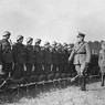 Mussolini passa in rassegna le Camicie Nere in partenza per il Fronte Russo; al suo fianco Galbiati e Cavallero
