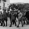 Il Generale Traugott Herr cammina lungo una via di Riccione insieme ad alcune personalit in divisa della milizia e ad alcuni civili