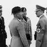Mussolini, Hitler, Ciano, Hess ed un ufficiale tedesco; il fuhrer indossa sul braccio il distintivo di "Caporale d'onore" della Milizia fascista accanto alla svastica