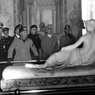Galleria Borghese: Mussolini, Hitler, Bianchi Bandinelli, Ciano ed un'autorità germanica ammirano "Paolina Borghese" opera scultorea di Antonio Canova