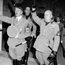Hitler, Mussolini e Ciano fanno il saluto romano all'interno del Sacrario dei Caduti Fascisti; sullo sfondo si intravedono Hess e Goebbels