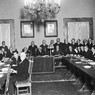 I membri dell'assemblea costitutiva dell'IMI posano attorno a un tavolo in una sala di palazzo Salviati