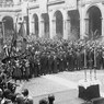 Corpo di docenti universitari ripreso nel cortile del palazzo della Sapienza durante la cerimonia d'inaugurazione del nuovo anno accademico