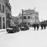 Due piccoli carri armati avanzano su una strada di Durazzo seguiti da soldati italiani