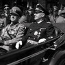 Galeazzo Ciano e Ribbentrop seduti su un'automobile scoperta