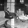 Hitler e il ministro Ciano seduti a colloquio in una sala della nuova Cancelleria