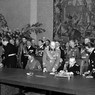 I ministri Ciano e Ribbentrop firmano il patto d'acciaio nel salone degli Ambasciatori alla presenza di Hitler