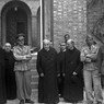 Il tenente colonnello Julius Schlegel ritratto insieme ad un gruppo di monaci dell'abbazia di Montecassino e ad alcuni militari tedeschi