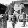 Il colonnello Rauff consegna il labaro ad un paracadutista della Guardia Nazionale Repubblicana su un palco allestito vicino all'Arco della Pace