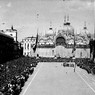 Ampia inquadratura, parzialmente dall'alto, della manifestazione congiunta delle forze della resistenza italiana e degli alleati in piazza San Marco.