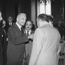 Enrico De Nicola, eletto Capo provvisorio dello Stato, conversa con un gruppo di autorità politiche in una sala di palazzo Montecitorio