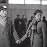 Visconti tiene per mano Claudia Cardinale sul set di 'Rocco e i suoi fratelli'