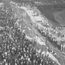 Il corteo degli Arditi del popolo  costeggia il  Colosseo. I manifestanti si riversano sulla collina circostante la piazza del Colosseo