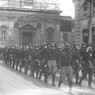 Una colonna di fascisti sfila in via del Plebiscito