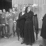 "Sei personaggi in cerca d'autore" di Luigi Pirandello - Compagnia RuggeriRuggero Ruggeri, Margherita Bagni (al centro), Fanny Marchi (a sinistra) e un gruppo di attori impegnati in una scena