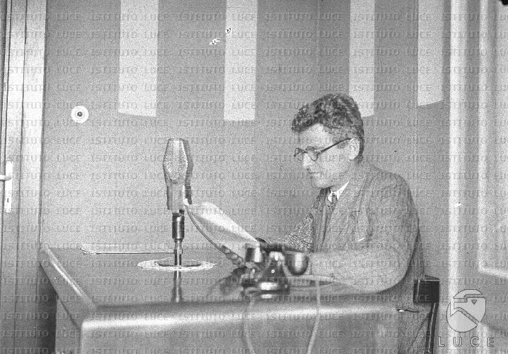 Un Annunciatore Al Microfono Di Radio Tirana - Archivio Storico ...