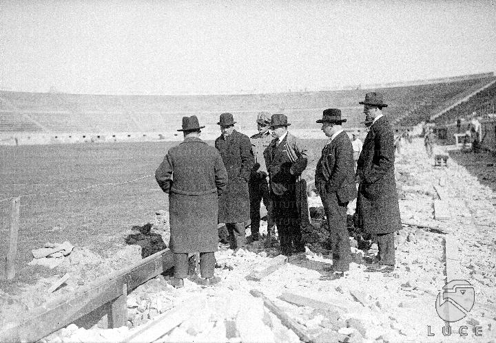 Gruppo di personalità visita il cantiere dello Stadio del Partito