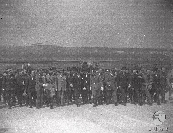 Folto gruppo di personalità, tra cui Mussolini, Balbo, Bonmartini e ...
