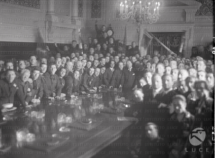 Mussolini e Starace posano con un folto gruppo di esponenti fascisti ...