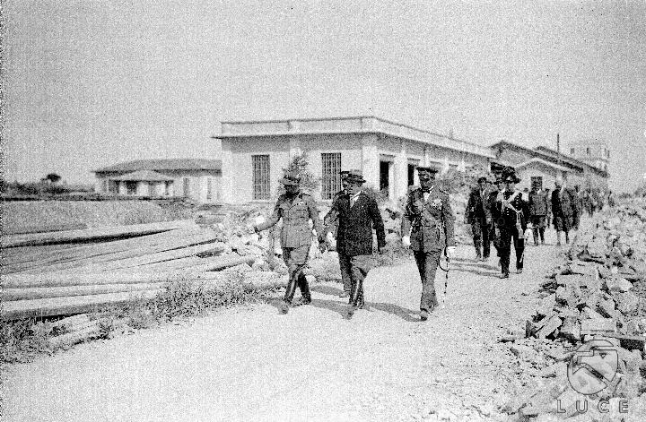 Mussolini, Balbo e un pilota dell'aviazione militare, con uomini al ...