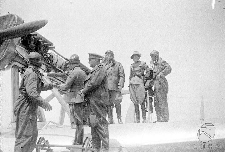 Un aviatore illustra a Mussolini, Balbo e Pellegrini le caratteristiche ...