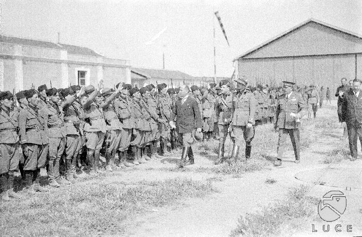 Mussolini e Balbo passano in rivista un reparto della Milizia ...