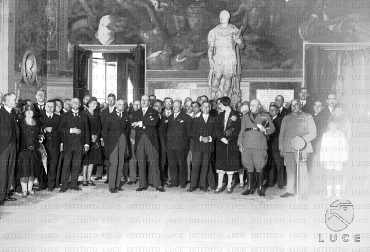 Il Governatore di Roma Boncompagni Ludovisi posa con i congressisti e ...