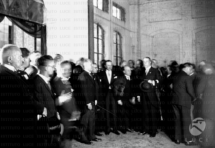 Benito Mussolini e Michele Bianchi, attorniati da un folto gruppo di ...