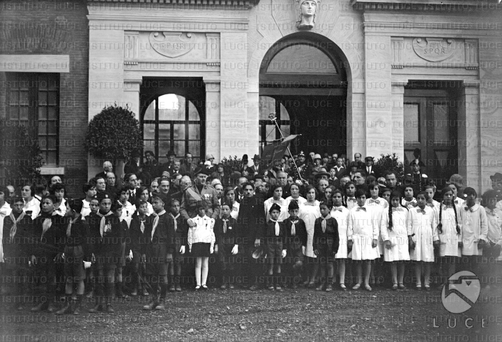 Boncompagni Ludovisi posa con le alunne, gli alunni e il corpo docente ...
