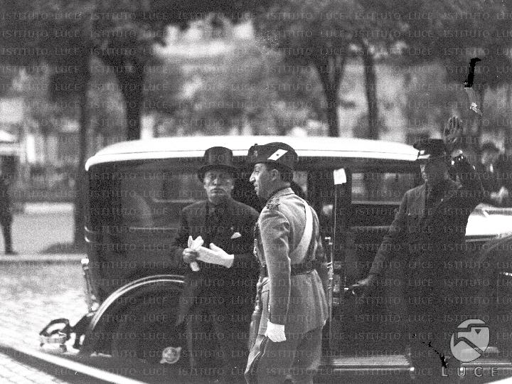 Mussolini Appena Sceso Da Un automobile Accolto Da Sardi Davanti 