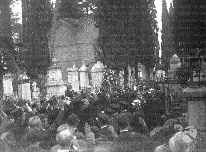 Il Governatore Boncompagni Ludovisi e altre autorità radunate davanti a ...