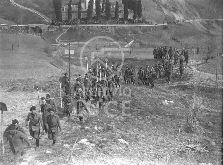Sei Sette Uomini Scavando Con Vanghe E Picconi Ambientazione Militi con vanghe e pale tra i colli di Predappio - Archivio storico