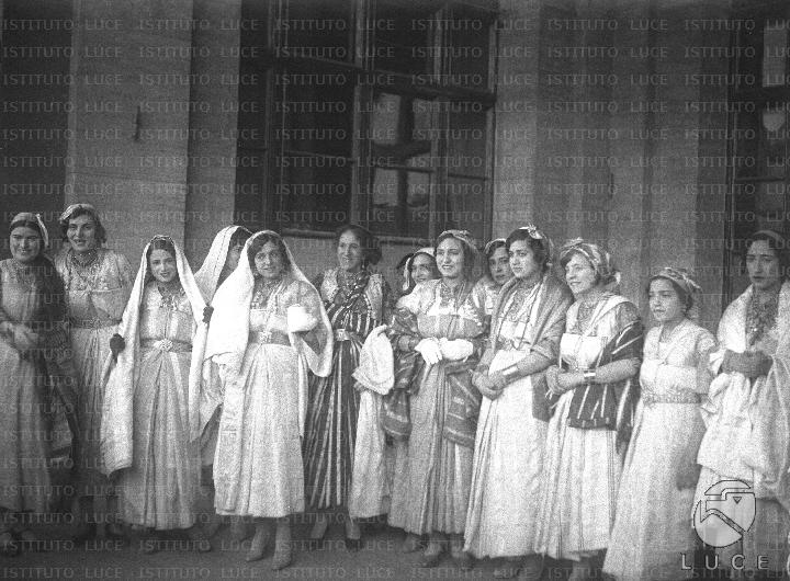 Donne [libiche?] vestite a festa - Archivio storico Istituto Luce