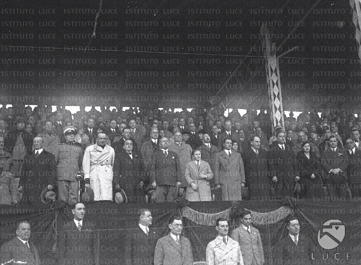 Mussolini spettatore con Vittorio Mussolini e con un folto gruppo di ...