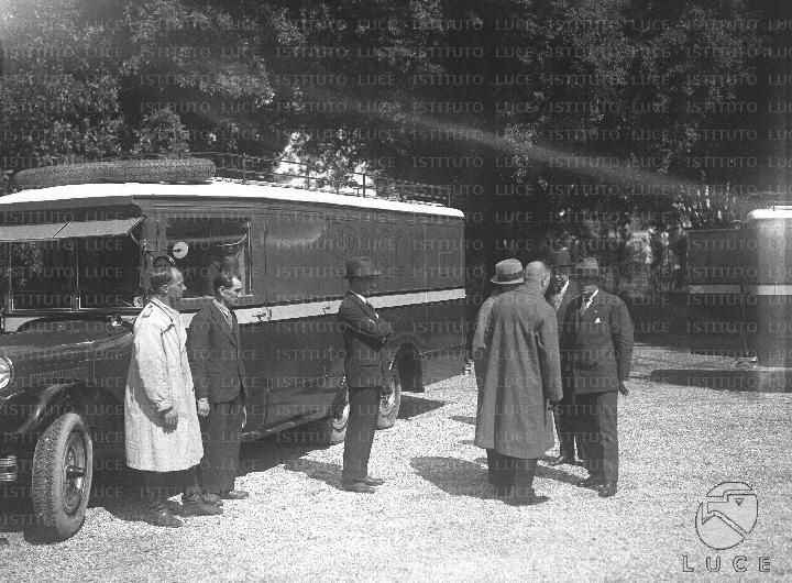 Mussolini conversa con personalità in uno spiazzo di Villa Torlonia ...