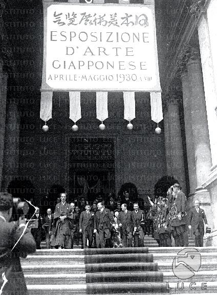 Mussolini, accompagnato da un folto gruppo di autorità e preceduto dal ...