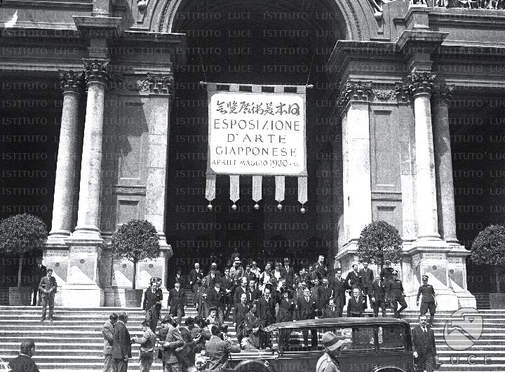 Mussolini e folto gruppo di autorità lasciano il palazzo delle ...