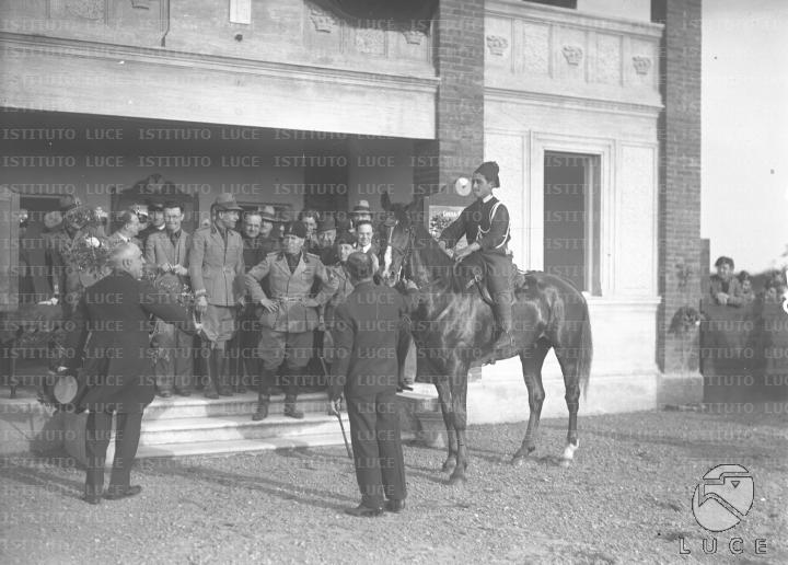 L'incontro tra Mussolini e un avanguardista a cavallo all'esterno di un ...