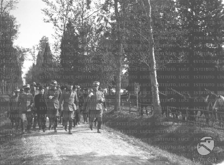 Mussolini visita con un folto gruppo di personalità il Deposito ...