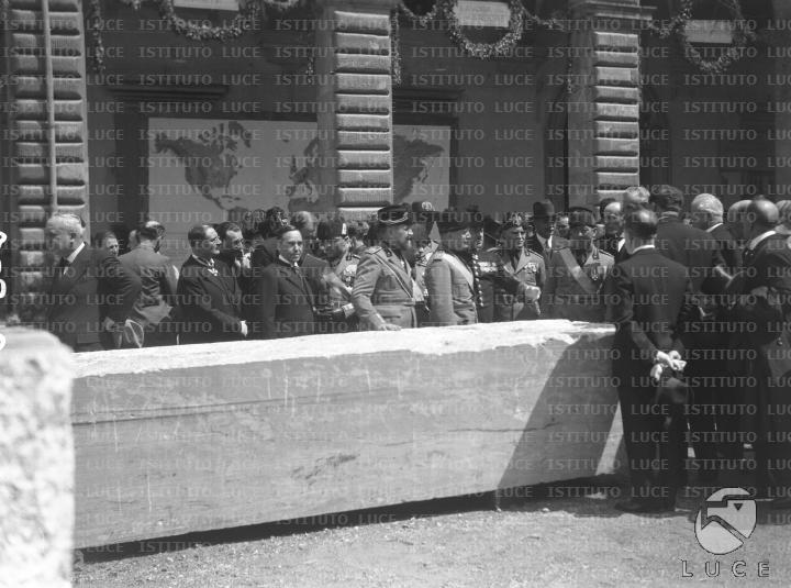 Mussolini, Teruzzi e folto gruppo di autorità conversano davanti a un ...