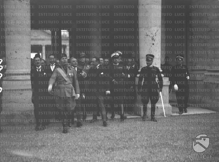 Mussolini, accompagnato da un gruppo di personalità, visita lo ...