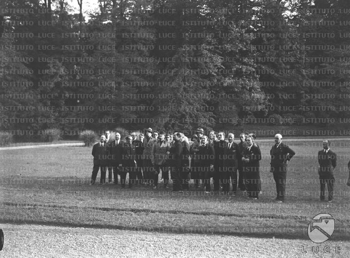 Mussolini visita il parco della Villa Reale di Milano con un folto ...