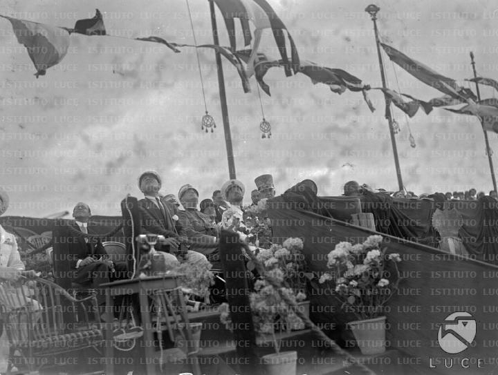 Mussolini Vittorio Emanuele III Italo Balbo e autorità presenziano la