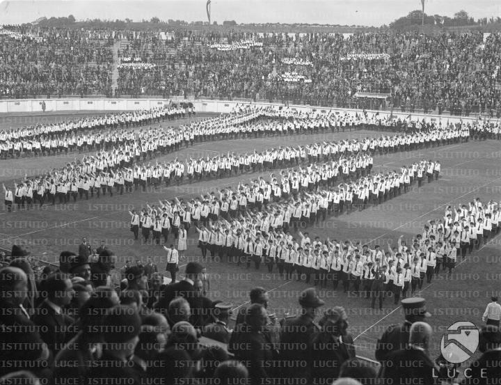 Coreografia di piccole italiane allo stadio Nazionale del P.N.F